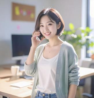 女性クリエイター 電話中 女性クリエイター 電話中の写真