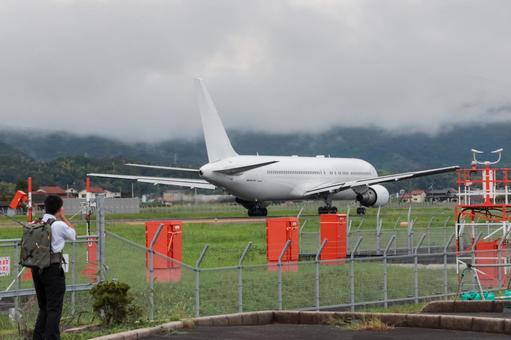 柔らかな雲と輝く滑走路・出雲空港 柔らかな雲と輝く滑走路・出雲空港 飛行機,航空機,旅客機の写真素材