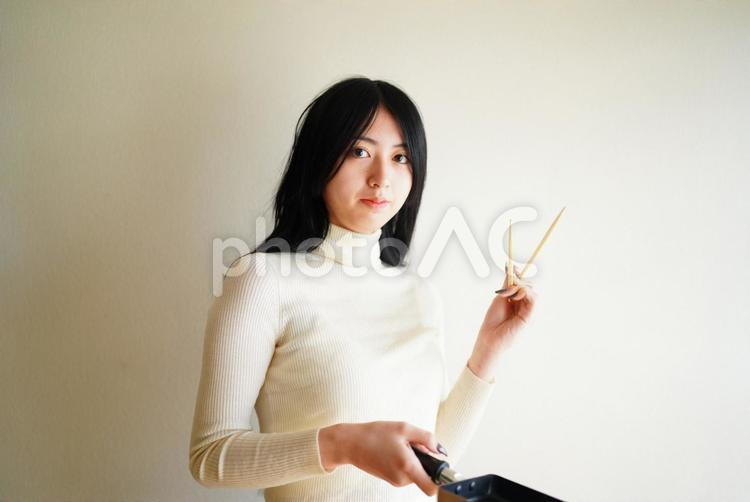 料理のイメージ/調理器具を持つ女性 20代,屋内,女性の写真素材