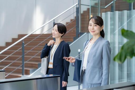 オフィスに通勤をするビジネスウーマン 通勤,ビジネスウーマン,女性の写真素材