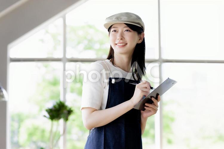 オーダを取るカフェ店員 カフェ,女性,オーダーの写真素材