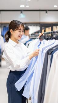 セレクトショップの女性店員 セレクトショップの女性店員の写真
