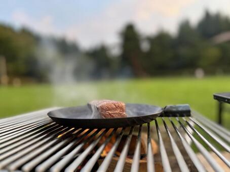 青空の下焼くステーキ ステーキ,お肉,てっぱんの写真素材