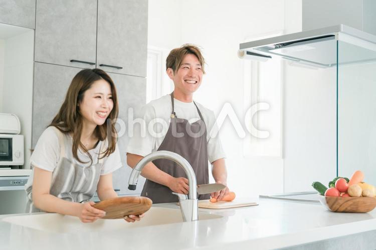家のキッチンで一緒に料理を作る若い夫婦 家事,夫婦,料理の写真素材