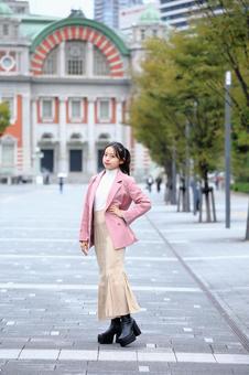 舗道でポーズをとるスタイリッシュな女性 女性,可愛い,20代の写真素材