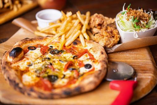 窯焼きピザと揚げ物セット ピザ,フライドポテト,フライドチキンの写真素材