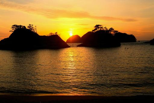 堂ヶ島の向こうに見える綺麗な夕陽 堂ヶ島の向こうに見える綺麗な夕陽 綺麗な夕陽,夕陽,落陽の写真素材