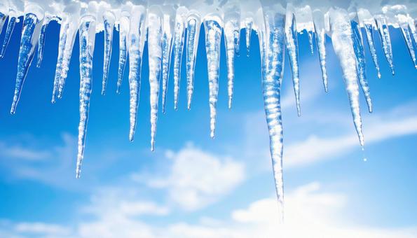 つららと青空　冬の景色の写真