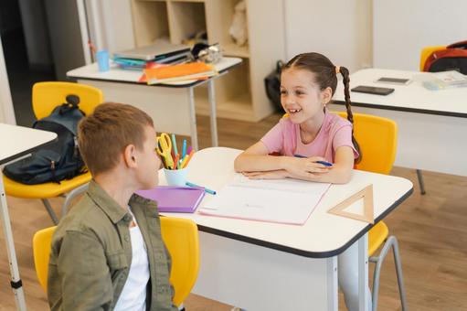 振り向いて話す男の子と女の子 男の子,女の子,子どもの写真素材