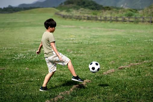 <素材>公園で元気にサッカーをする男の子 <素材>公園で元気にサッカーをする男の子 子供,男性,人物の写真素材
