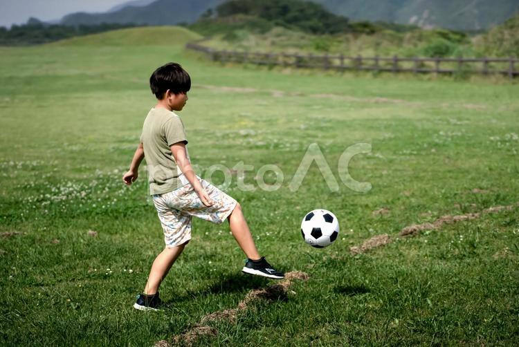 ＜素材＞公園で元気にサッカーをする男の子 子供,サッカー,シュートの写真素材