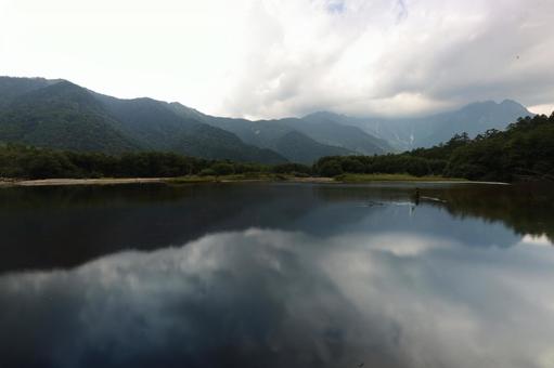 湖に映る風景(上高地) 湖に映る風景(上高地)の写真