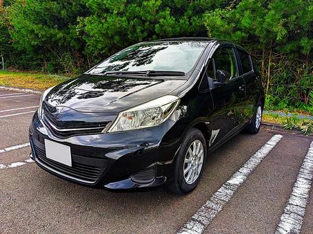 黒いコンパクトカー(ハイコントラスト) 黒いコンパクトカー(ハイコントラスト) ヴィッツ,コンパクトカー,クルマの写真素材