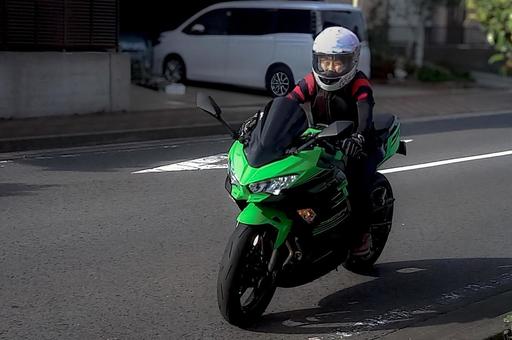 <素材>颯爽とバイクを運転する女性 <素材>颯爽とバイクを運転する女性の写真