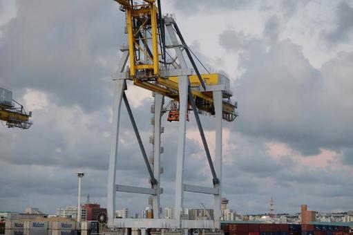 ガントリークレーンのおなか ガントリークレーン,おなか,物流の写真素材