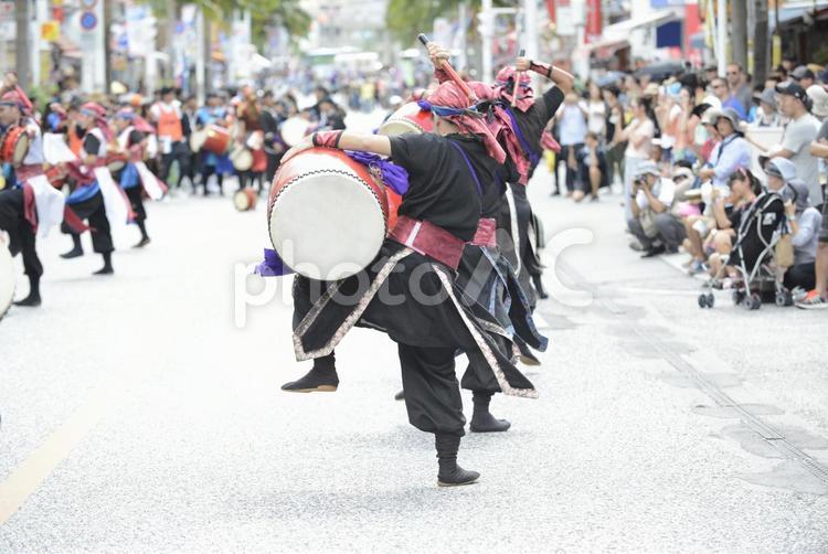 一万人のエイサー踊り隊 一万人のエイサー踊り隊,エイサー,国際通りの写真素材