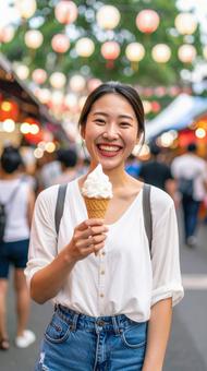 アイスを手に夏祭りを楽しむ女性 アイスを手に夏祭りを楽しむ女性の写真