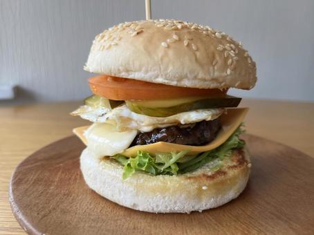 具だくさんの手作りハンバーガー2 具だくさんの手作りハンバーガー2 ハンバーガー,手作り,チーズバーガーの写真素材