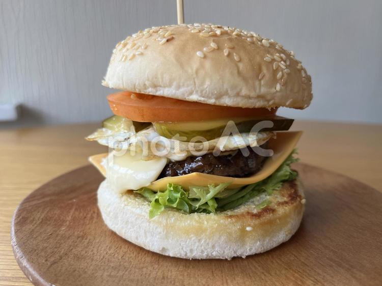 具だくさんの手作りハンバーガー２ ハンバーガー,手作り,チーズバーガーの写真素材