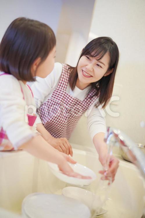 お皿洗いを手伝う女の子 食器洗い,女の子,お手伝いの写真素材