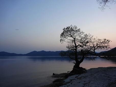 暗闇迫る田沢湖 暗闇迫る田沢湖 田沢湖,畔,暗闇迫るの写真素材