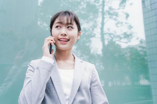 ライフスタイル ライフスタイル 笑顔,スマホ,ビジネスウーマンの写真素材
