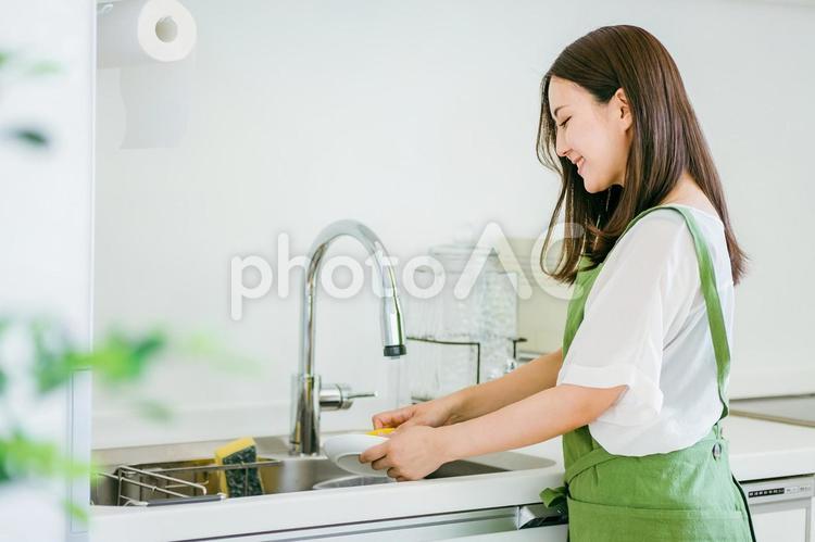 皿洗いをする女性 皿洗い,家事,主婦の写真素材