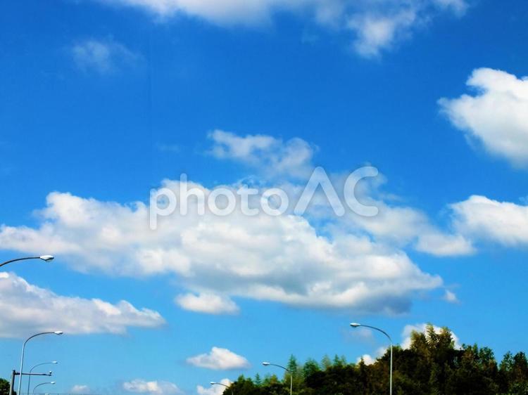 山の頂上に流れる白い雲 美しい雲,雲,白い雲の写真素材