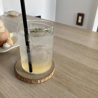 梅ソーダー、切り株コースター 梅ソーダー、切り株コースター 飲み物,梅,ソーダーの写真素材