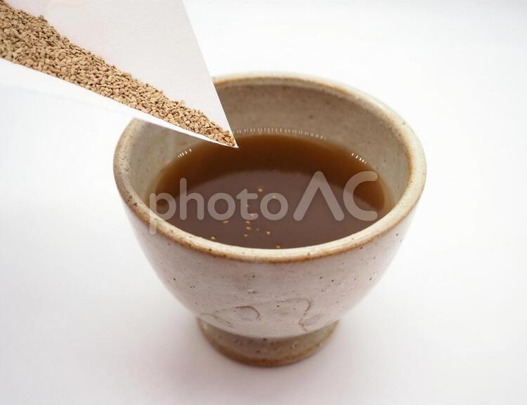 漢方薬を入れている イメージ 漢方薬,漢方,東洋医学の写真素材