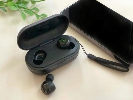 ワイヤレスイヤホン 2 ワイヤレスイヤホン 2 イヤホン,bluetooth,ワイヤレスの写真素材