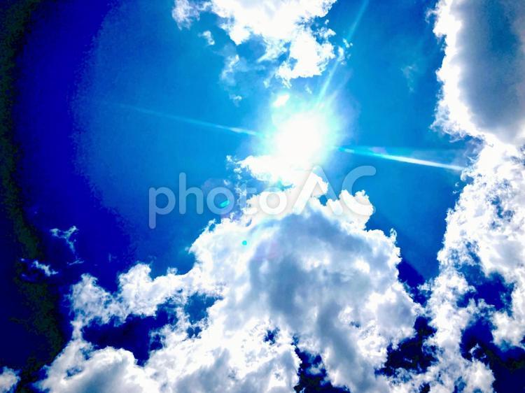 太陽と雲・強い日差し・夏空イメージ 太陽,雲,青空の写真素材