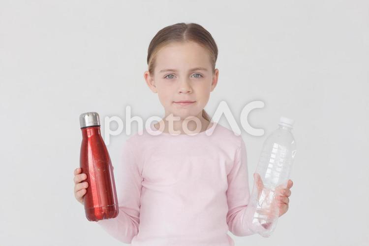 水筒とペットボトルを持つ女の子2 子供,女の子,外国人の写真素材