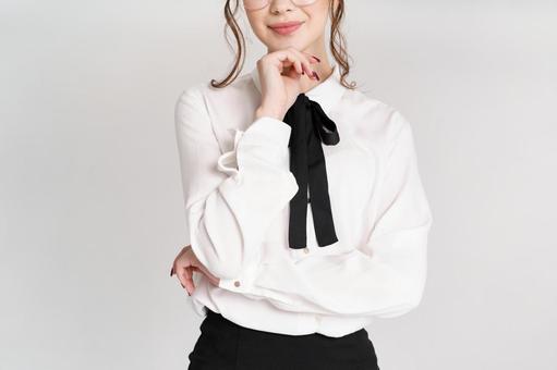 顎に手を当て微笑む女性の口元 顎に手を当て微笑む女性の口元の写真
