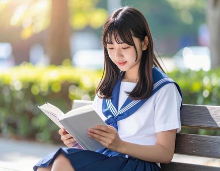 セーラー服の学生が読書＃２の写真