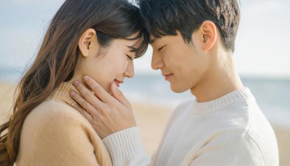 海辺で抱き合うカップル 海辺で抱き合うカップルの写真
