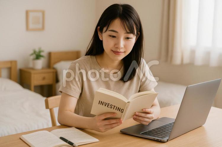 自宅デスクで学習中の投資初心者 投資初心者,学習,日本人の写真素材
