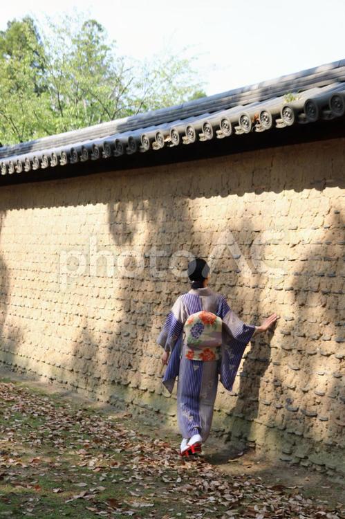 土壁の近くを歩く着物美人 女性,着物,奈良の写真素材