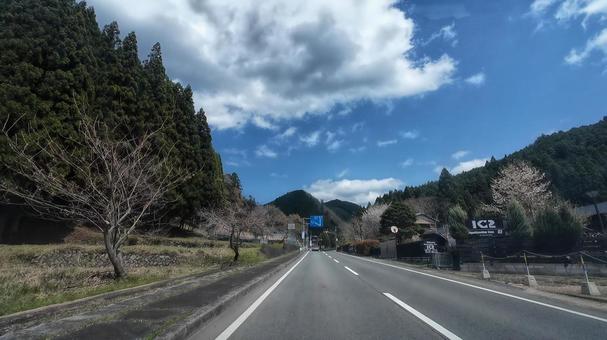 山の中を走る国道166号線 山の中を走る国道166号線 国道166号線,奈良県,東吉野村の写真素材