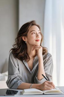 室内でくつろぐ若き女性 室内でくつろぐ若き女性の写真