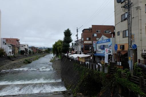 雨で増水の宮川と早朝の宮川朝市(飛騨高山 雨で増水の宮川と早朝の宮川朝市(飛騨高山 宮川朝市,宮川,朝市の写真素材