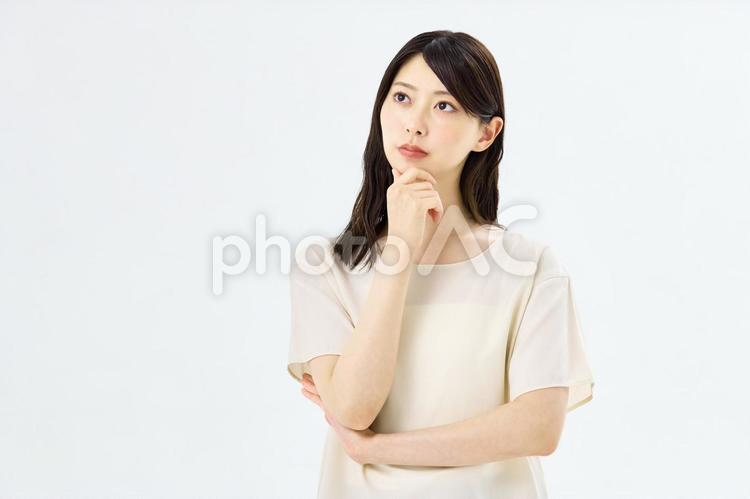 腕組み　若い女性　ビジネスウーマン　主婦 女性,ビジネスウーマン,主婦の写真素材