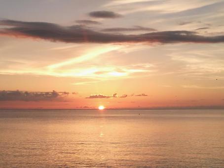 沖縄の海に沈む夕日 沖縄の海に沈む夕日の写真