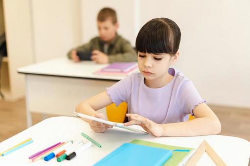 タブレットを見る女の子 男の子,女の子,子どもの写真素材