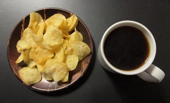 ドリップコーヒーと堅揚げポテトチップス コーヒータイム,コーヒーブレイク,珈琲の写真素材