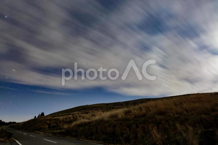 丘の上の星空と流れる雲 風景,夜景,星空の写真素材