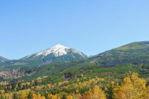 望岳台から見る左に雪化粧の十勝岳 望岳台から見る左に雪化粧の十勝岳 十勝岳望岳台,十勝岳,望岳台の写真素材