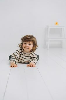 ハイハイのポーズで笑う赤ちゃん ハイハイのポーズで笑う赤ちゃん 赤ちゃん,かわいい,ハイハイの写真素材