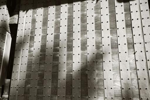 武骨で力強い城門の木と鉄板 門,城門,扉の写真素材