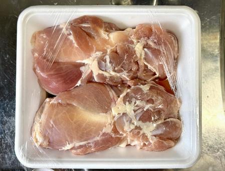 買ってきた鳥もも肉 買ってきた鳥もも肉の写真